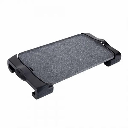 Parrilla eléctrica de mesa con superficie de piedra y asas negras, ideal para cocina en casa.