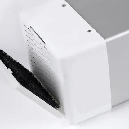 Purificador de aire con filtro de carbón activo, diseño moderno en color blanco y plateado.